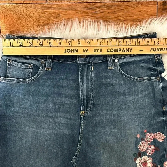 Seven7 Fashion Denim Skirt with Flower Embroidery Size 10 - Picture 10 of 10